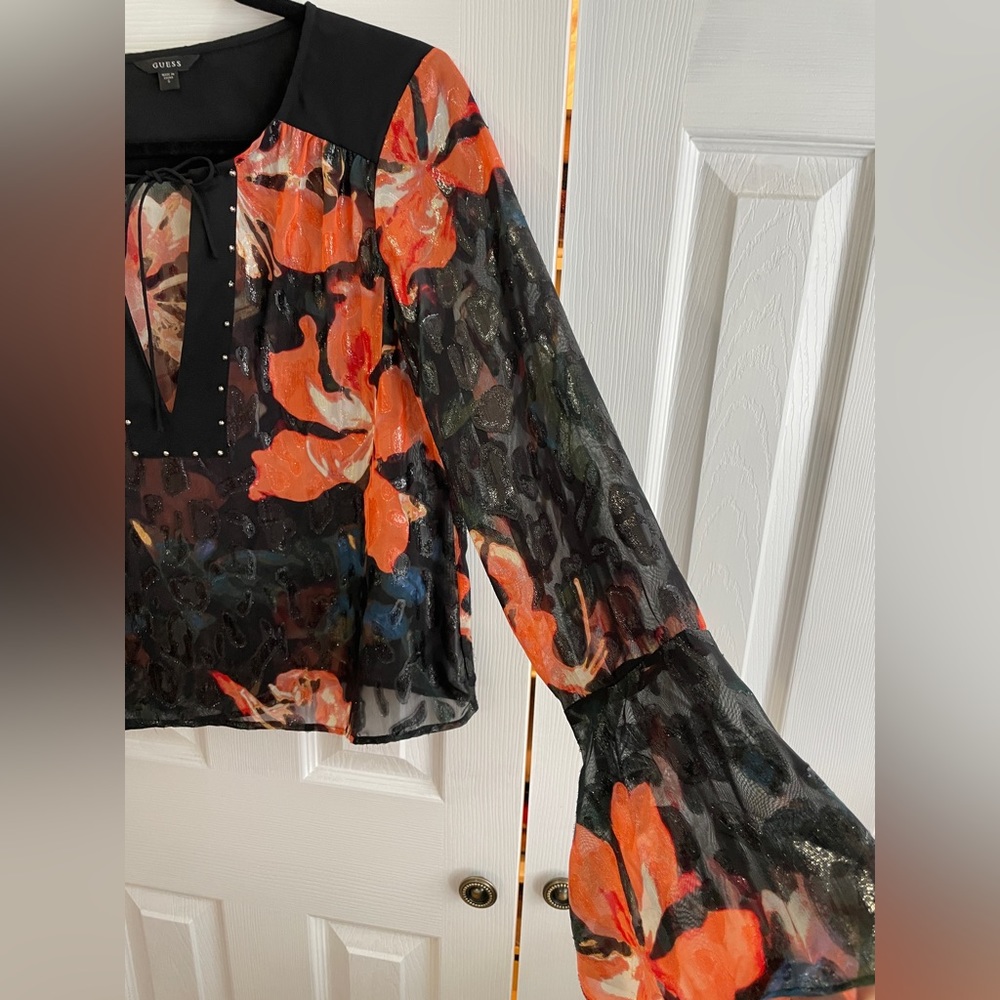 Beautiful GUESS Blouse/Top - Picture 4 of 4